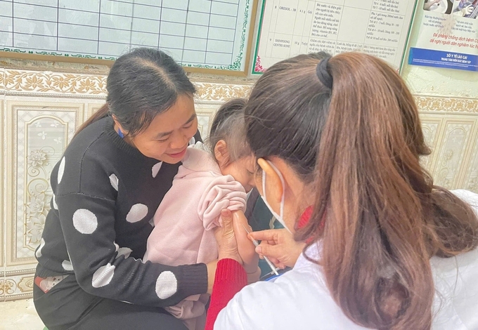 Tiêm chủng vắc-xin phòng bệnh sởi, rubella giúp tạo miễn dịch chủ động cho trẻ. Ảnh: Bộ Y tế.