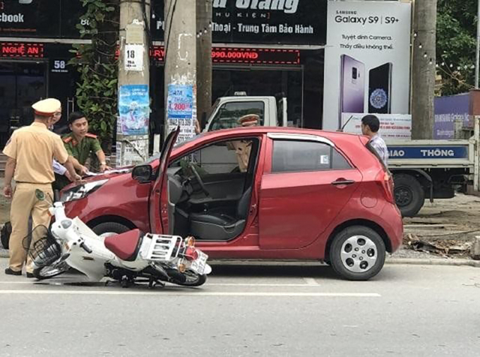 Hành vi mở cửa xe, để cửa xe mở không bảo đảm an toàn (gây tai nạn giao thông) sẽ bị tăng phạt từ 36-50 lần, ở mức từ 400.000 - 600.000 đồng thành 20 - 22 triệu đồng. Ảnh: Minh họa.