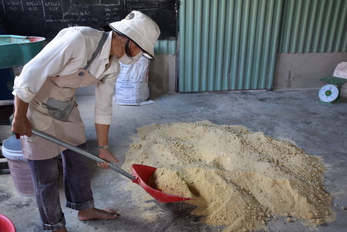 Thịt trùn quế được sấy khô, xay nhỏ phối trộn với bột bắp, bã mì khô, cám gạo, đạm cá, bã đậu phụng, bã bia, men thảo dược, men tỏi làm thức ăn giàu dinh dưỡng cho vật nuôi. Ảnh: V.Đ.T.