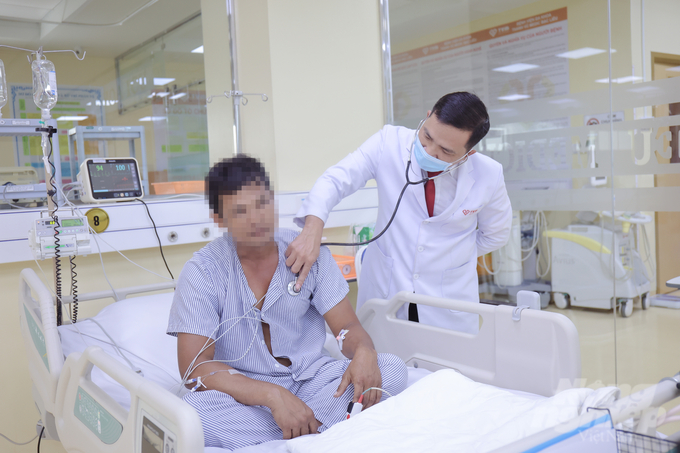 Bác sĩ Nguyễn Hoàng Duyên, Trưởng khoa Hồi sức cấp cứu Bệnh viện Đa khoa Thanh Vũ Medic Bạc Liêu thăm khám cho anh N. Ảnh: Trọng Linh. 