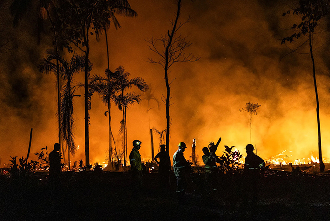 Một đám cháy rừng gần Careiro, Brazil.