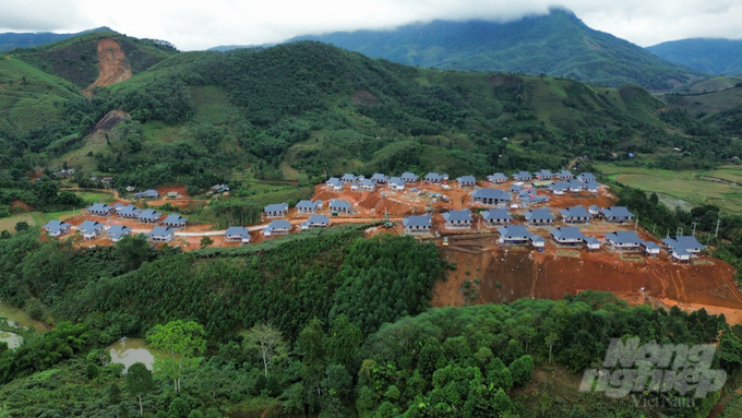 Chủ tịch UBND tỉnh Lào Cai mong muốn, đây sẽ là ngôi làng hạnh phúc, xứng đáng với sự yêu thương, quan tâm của đồng bào và nhân dân cả nước. Ảnh: Thái Bình.