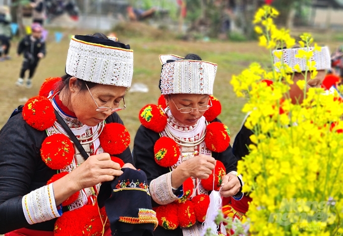 Phụ nữ Dao đỏ ở xã Phúc Sơn rực rỡ như những bông hoa chuối rừng trong ngày hội làng. Ảnh: Đào Thanh.