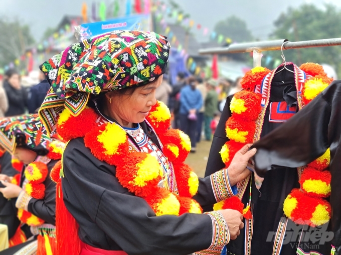 Nghề thêu dệt thổ cẩm cũng được người phụ nữ ở thôn Bản Biến giữ gìn và phát triển. Ảnh: Đào Thanh.