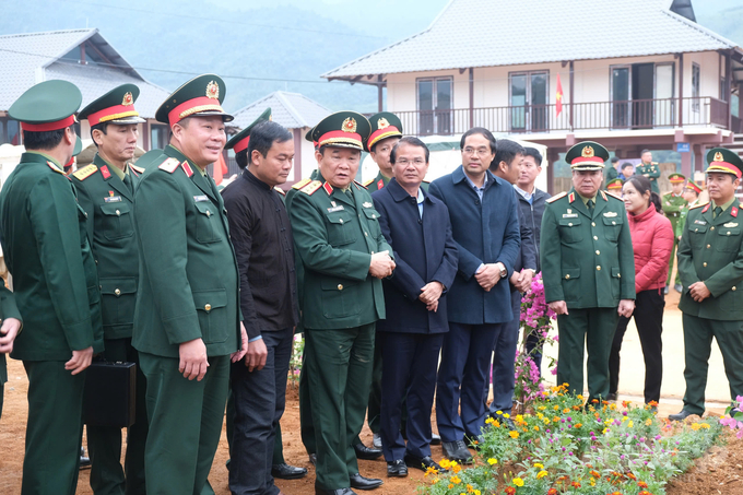 Thượng tướng Hoàng Xuân Chiến, Thứ trưởng Bộ Quốc phòng, tới thăm khu tái định cư Làng Nủ, sáng 15/12. Ảnh: Kiên Trung.