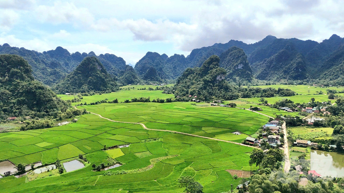 Cánh đồng Thượng Lâm rộng khoảng 100ha, nơi có 99 ngọn núi đá bao quanh. Ảnh: Đào Thanh.