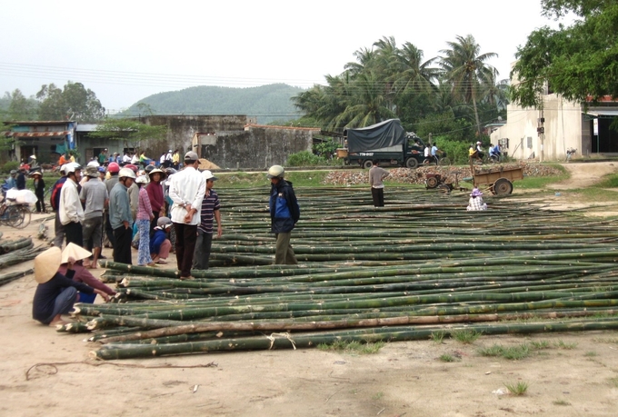 Mỗi phiên chợ tre Chánh Thiện, xã Mỹ Chánh (huyện Phù Mỹ, Bình Định) thu hút đông đảo người mua kẻ bán từ sáng sớm. Ảnh: V.Đ.T.