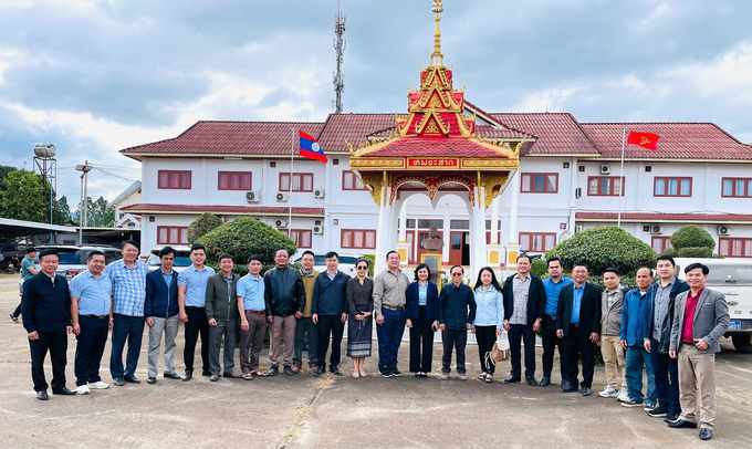 Đoàn công tác của tỉnh Quảng Trị chụp ảnh lưu niệm với Ủy ban Chính quyền huyện Sepon, tỉnh Savanakhet. Ảnh: Phan Việt Toàn.