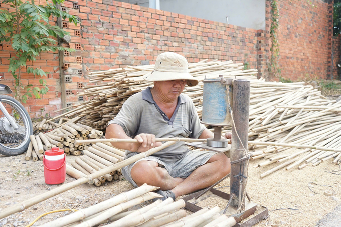 Làng nghề tre, trúc đối mặt cơn khát lao động trẻ. Ảnh: Trần Trung.