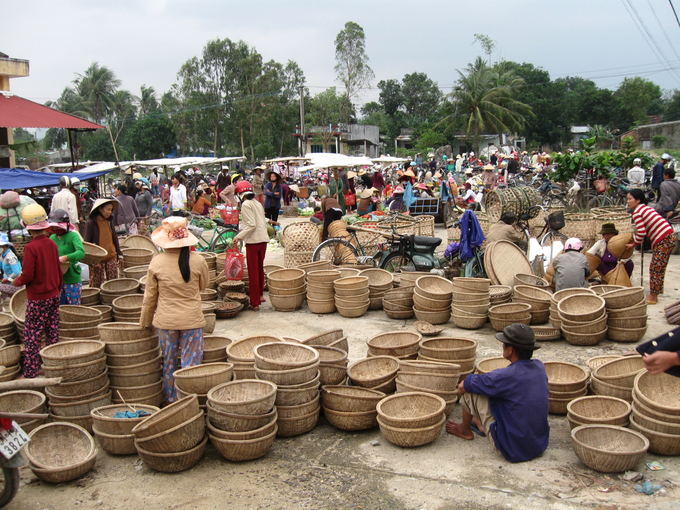 Chợ phiên An Lương bày bán đủ các vật dụng được làm từ tre. Ảnh: V.Đ.T.