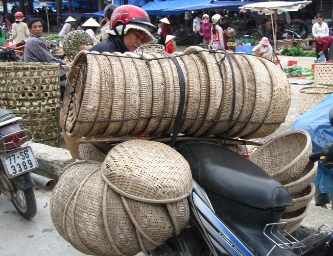 Người dân các làng chài đi chợ An Lương mua rổ về phục vụ cho nghề mua bán cá. Ảnh: V.Đ.T.