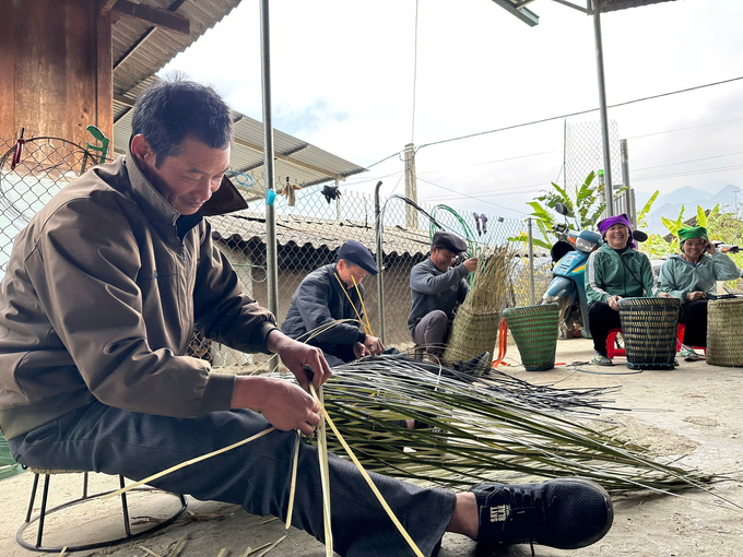 Nghề mây tre đan không chỉ tạo việc làm và thu nhập cho bà con mà còn góp phần gìn giữ nét văn hóa truyền thống của địa phương. Ảnh: Đức Bình.