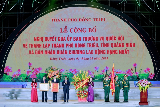 Bà Nguyễn Thị Thanh, Phó Chủ tịch Quốc hội trao Nghị quyết của Ủy ban Thường vụ Quốc hội về thành lập thành phố Đông Triều, trực thuộc tỉnh Quảng Ninh cho Đảng bộ, chính quyền và nhân dân thành phố Đông Triều. Ảnh: Cường Vũ.