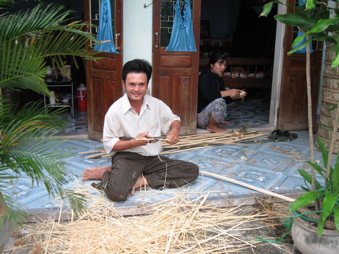 Đã sinh ra tại làng Trung Chánh, xã Cát Minh (huyện Phù Cát, Bình Định), từ nhỏ ai cũng làm quen với cây tre. Ảnh: V.Đ.T.