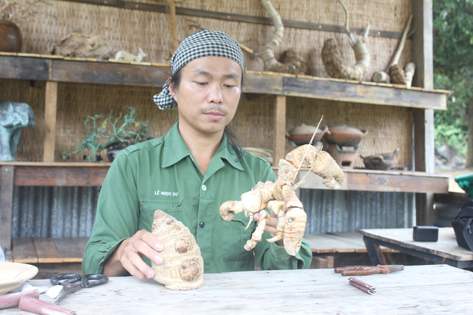 Anh Dư chia sẻ về sản phẩm ốc mượn hồn, hay còn gọi là cua ẩn sĩ. Ảnh: Trần Trung.