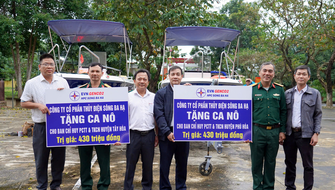 Ông Châu Đình Quốc, Phó Tổng Giám đốc Công ty Cổ phần Thủy điện Sông Ba Hạ (thứ 3 từ trái sang) trao tặng ca nô cho Ban chỉ huy Phòng chống thiên tai và Tìm kiếm cứu nạn của 2 địa phương. Ảnh: HT.