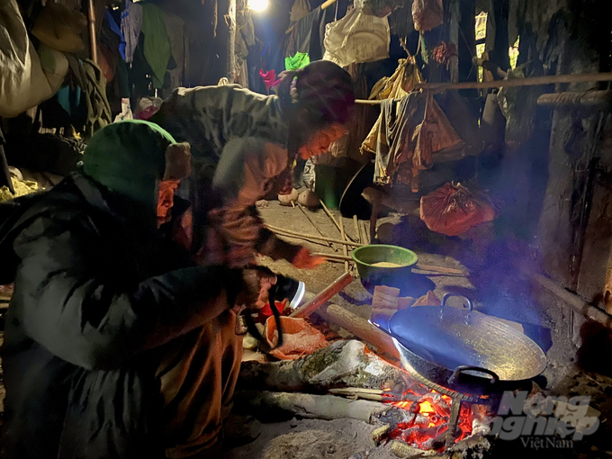 Bên trong căn nhà nhỏ, vợ chồng ông Dình ở đây để nuôi gà, trồng rau và giữ gìn những cây chè cổ thụ. Ảnh: Tú Thành.