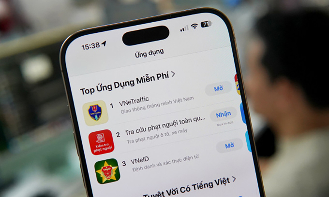 Ứng dụng VNeTraffic đứng đầu bảng xếp hạng trên App Store tại Việt Nam, ngày 2/1. Ảnh: Lưu Quý.