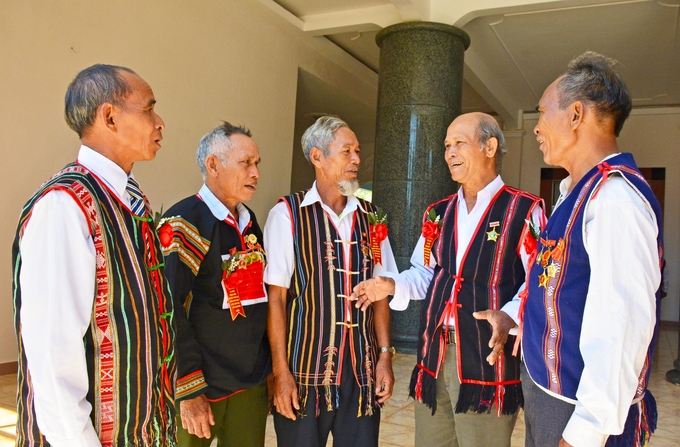 Các già làng Tây Nguyên gặp gỡ, trao đổi kinh nghiệm tuyên truyền, vận động người dân trên địa bàn. Ảnh: Báo QĐND.