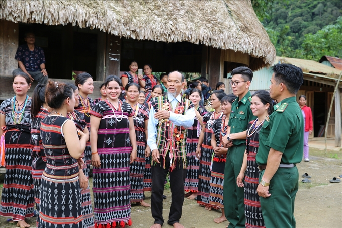 Các già làng không phải là thần linh, nhưng các già làng luôn luôn là chỗ dựa tinh thần cho cả cộng đồng. Ảnh: baodantoc.vn.