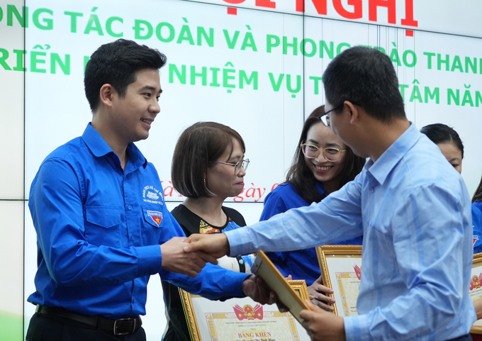 Đoàn Thanh niên Cộng sản Hồ Chí Minh Báo Nông nghiệp Việt Nam nhận bằng khen của Bộ trưởng Bộ NN-PTNT vì thành tích xuất sắc trong phong trào thi đua năm 2024. Ảnh: Đức Minh.