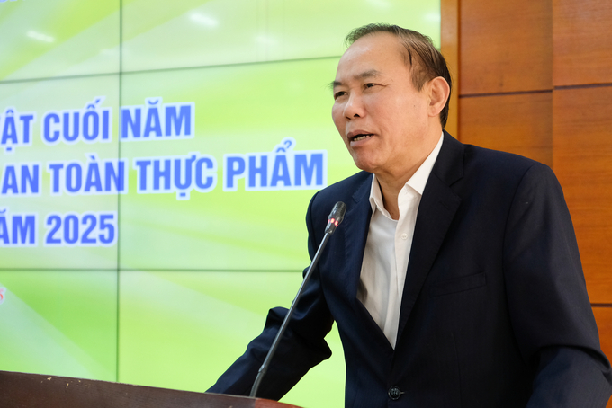 Thứ trưởng Phùng Đức Tiến nhấn mạnh công tác tiêm vacxin và phòng chống buôn lậu để kiểm soát dịch bệnh trong chăn nuôi. Ảnh: Tùng Đinh.