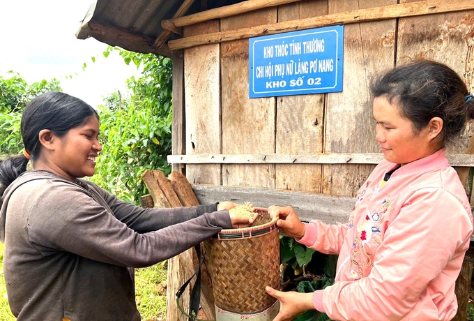 Những kho thóc nghĩa tình cứ vơi rồi lại đầy, giúp đỡ nhiều gia đình khó khăn mùa giáp hạt. Ảnh: Đăng Lâm. 