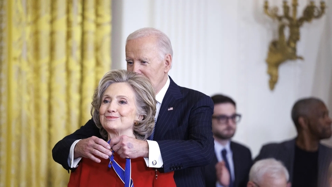 Tổng thống Mỹ Joe Biden trao Huân chương Tự do cho bà Hillary Clinton