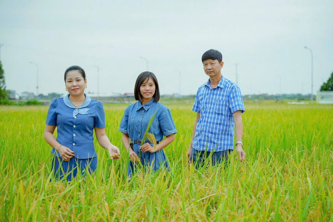 Chị Nguyễn Thị Hà (ngoài cùng bên trái) được xem là 'nữ tướng' trên cánh đồng rươi ở Hải Phòng. Ảnh: Đinh Mười.