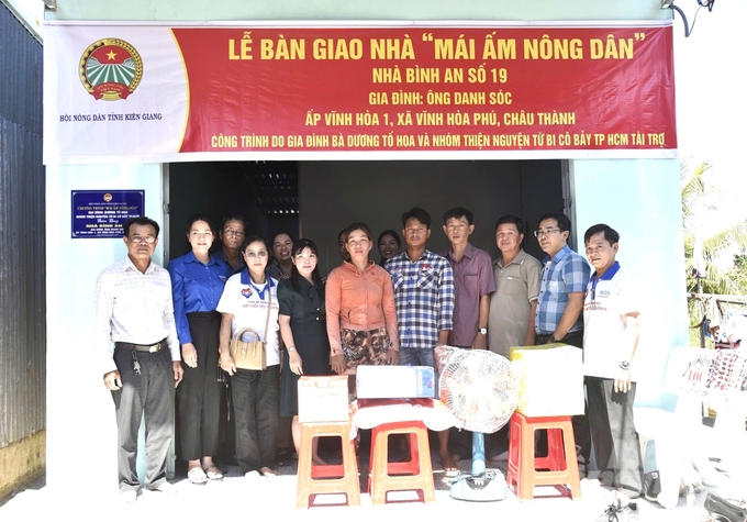 Các nhà từ thiện trao 'Mái ấm nông dân' cho hộ ông Danh Sóc, giúp gia đình có nơi an cư, tập trung phát triển kinh tế. Ảnh: Trung Chánh.