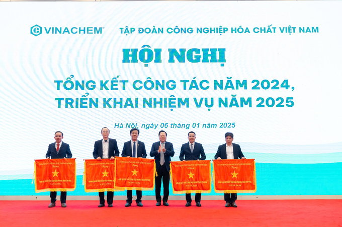 Ông Nguyễn Hoàng Anh, Chủ tịch Ủy ban Quản lý vốn Nhà nước tại doanh nghiệp trao Cờ thi đua cho 5 đơn vị xuất sắc, dẫn đầu phong trào thi đua của Tập đoàn Hóa chatá Việt Nam năm 2024.