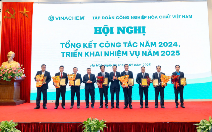 Lãnh đạo Tập đoàn Hóa chất Việt Nam vinh danh các doanh nghiệp có doanh thu, lợi nhuận cao nhất trong năm 2024. 