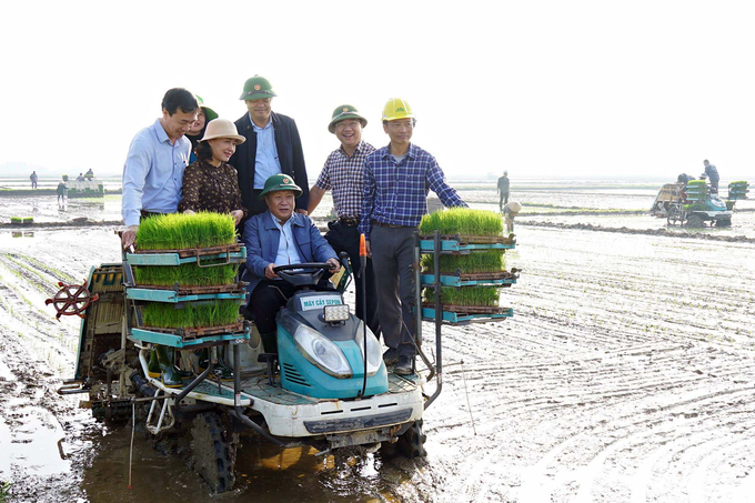 Ông Hà Sỹ Đồng, Quyền Chủ tịch UBND tỉnh Quảng Trị xuống đồng lái máy cấy và đề nghị ngành nông nghiệp cùng các địa phương chỉ đạo, hướng dẫn nông dân hoàn thành gieo cấy trước 20/1. Ảnh: Võ Dũng.