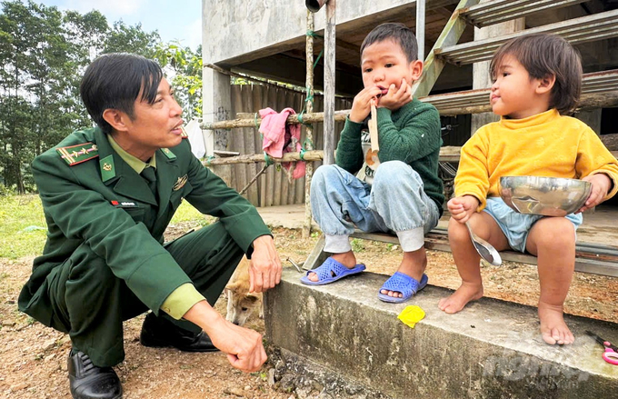 Trung tá Nguyễn Văn Thiên - người có 20 năm cắm bản Rào Tre là một trong những cán bộ đóng góp rất lớn xóa bỏ hủ tục hôn nhân cận huyết. Ảnh: Thanh Nga.