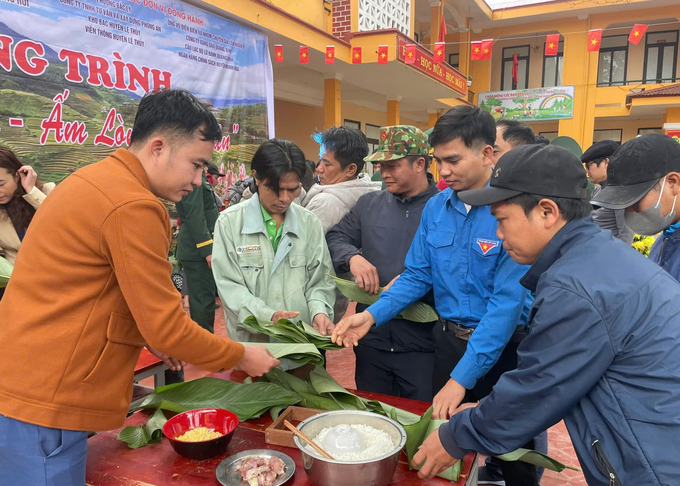 Náo nức cuộc thi gói bánh chứng. Ảnh: Đ. Trí.