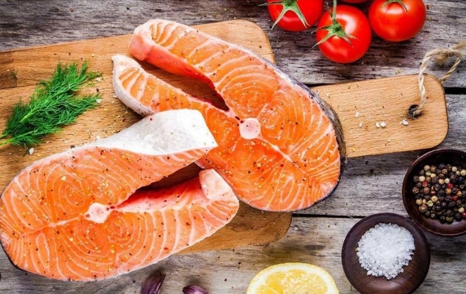 Những loại cá này giàu omega-3, một axit béo có tác dụng làm giảm lo âu và cải thiện tâm trạng. Ảnh: Internet.