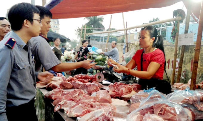 Hà Nội kiểm tra an toàn thực phẩm tại chợ đầu mối Minh Khai, quận Bắc Từ Liêm. Ảnh: Hương Giang.