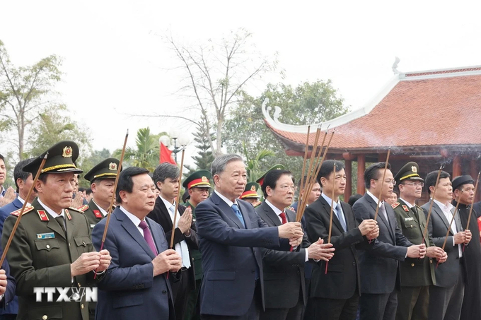 Tổng Bí thư và đoàn công tác Trung ương dâng hương tại Đền thờ Triệu Việt Vương (xã Phạm Hồng Thái, huyện Khoái Châu). Ảnh: TTXVN. 