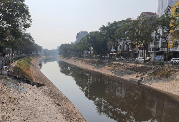 Khoảng một tuần nay, nước sông Tô Lịch dâng cao do đã bịt đường thoát trong khi hàng chục cống nước thải vẫn chảy trực tiếp vào sông (ảnh chụp ngày 3/1). Ảnh: Võ Hải.