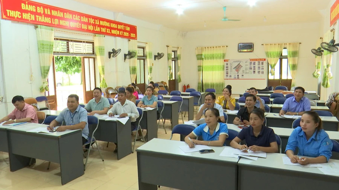 Các cán bộ trong xã tích cực tham gia các buổi học. Ảnh: Hoàng Hà.