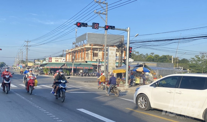 Tuyến đường ngã ba Huy Liệu vừa được lắp đèn tín hiệu giao thông đảm bảo an toàn cho người dân. Ảnh: Trọng Linh.