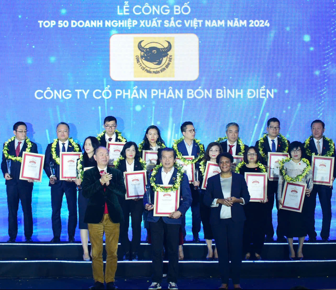 Ông Phan Văn Tâm - Phó Tổng giám đốc Công ty CP Phân bón Bình Điền (ở giữa hàng đầu) đại diện nhận kỷ niệm chương vinh danh Top 50 doanh nghiệp xuất sắc nhất Việt Nam năm 2024.