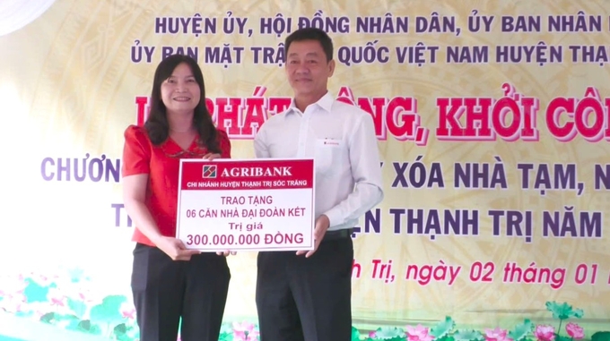 Lãnh đạo Agribank Thạnh Trị (áo trắng) trao tặng hỗ trợ 6 căn nhà đại đoàn kết cho huyện Thạnh Trị (Sóc Trăng). Ảnh: Kim Anh.