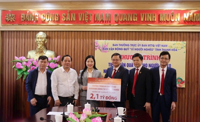 Ban Vận động quỹ 'Vì người nghèo' tỉnh Thanh Hóa tiếp nhận số tiền ủng hộ 2,1 tỷ đồng từ Agribank.