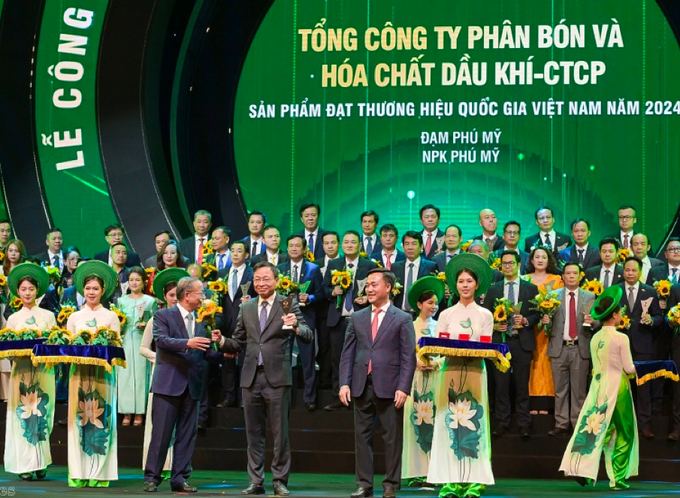 Ông Phan Công Thành - Tổng giám đốc PVFCCo tại Lễ vinh danh 'Thương hiệu quốc gia Việt Nam' năm 2024. Ảnh: Đức Trung.