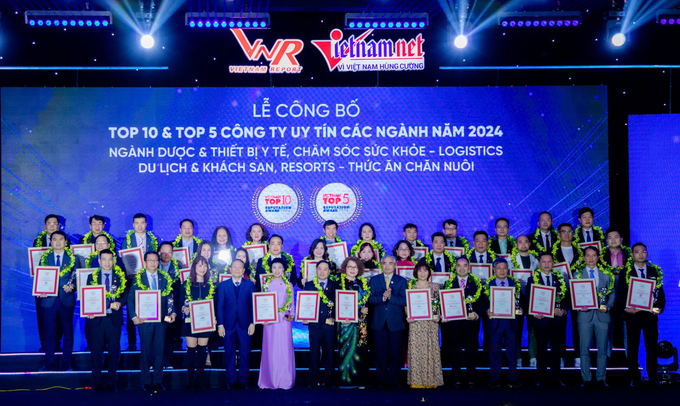 Đại diện các công ty nhận giải thưởng Top 10 và Top 5 công ty uy tín các ngành năm 2024.