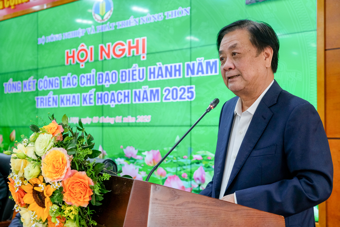 Bộ trưởng Lê Minh Hoan chia sẻ các giải pháp để bước vào năm 2025 với thông điệp hành động: 'Thích ứng linh hoạt - Khơi thông nguồn lực - Tăng tốc bứt phá'. Ảnh: Tùng Đinh.