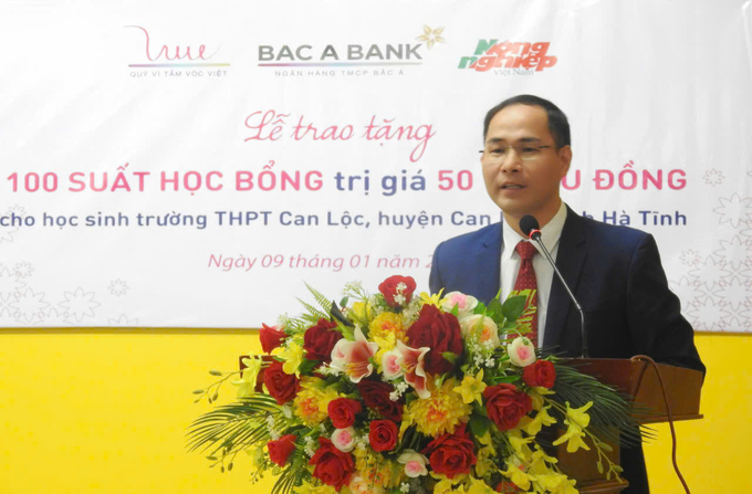 Ông Nguyễn Văn Hùng  tin rằng, món quà nhỏ của các nhà hảo tâm sẽ là nguồn động viên để các em có thêm trang giấy, cây bút viết tiếp những điều ước trên hành trình đi tới tương lai tươi sáng. Ảnh: Thanh Nga.