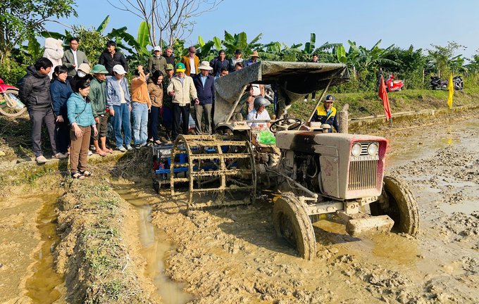 Lãnh đạo các đơn vị và bà con nông dân đến tham quan mô hình. Ảnh: Việt Toàn.