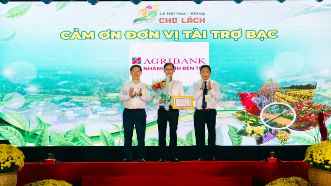 Agribank Bến Tre đồng hàng cùng Lễ hội hoa kiểng Chợ Lách 2025. Ảnh: Minh Khương.